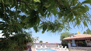 Outdoor pool, pool umbrellas, sun loungers - Asti Arthotel (Tsarevo)
