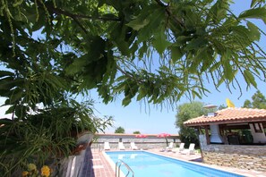 Ulkouima-allas, aurinkovarjoja, aurinkotuoleja