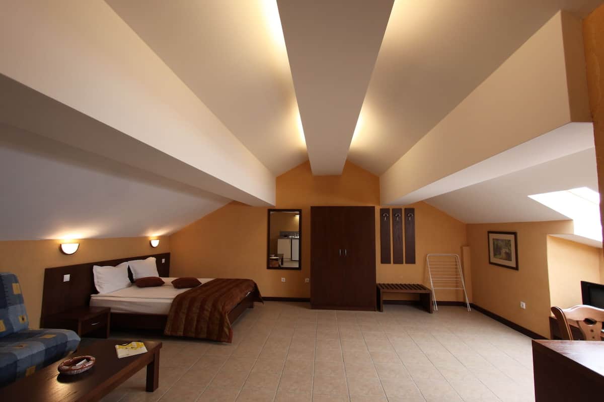 Habitación doble estándar, 1 cama Queen size, para no fumadores | 1 habitación, ropa de cama de alta calidad, minibar y escritorio