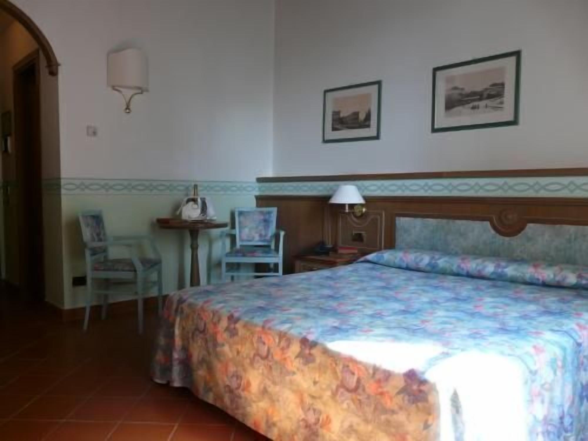 standard double room | minibar, in-room safe, desk, cots/infant beds