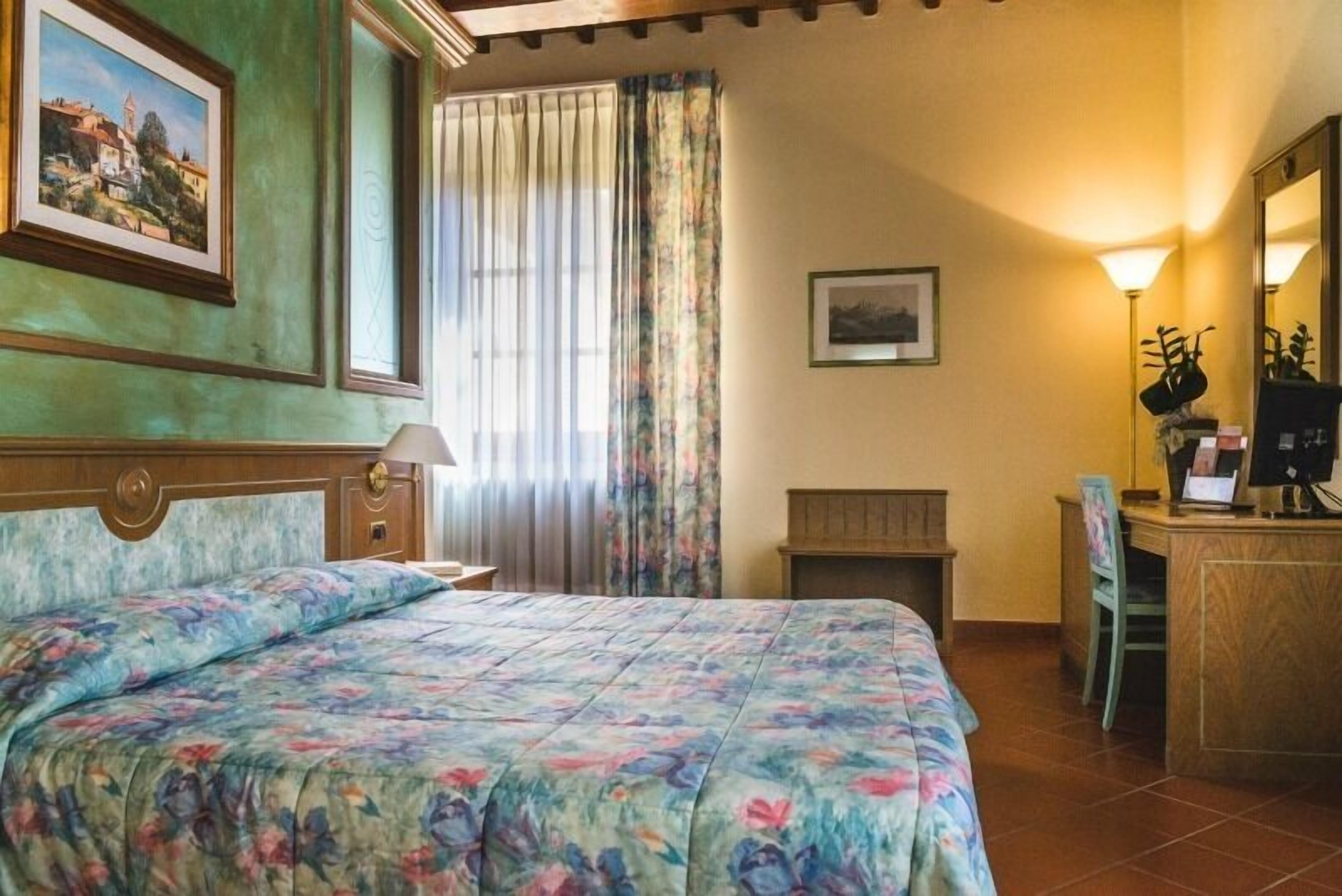 junior suite | minibar, in-room safe, desk, cots/infant beds