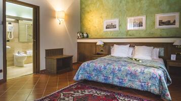 Minibar, coffres-forts dans les chambres, bureau