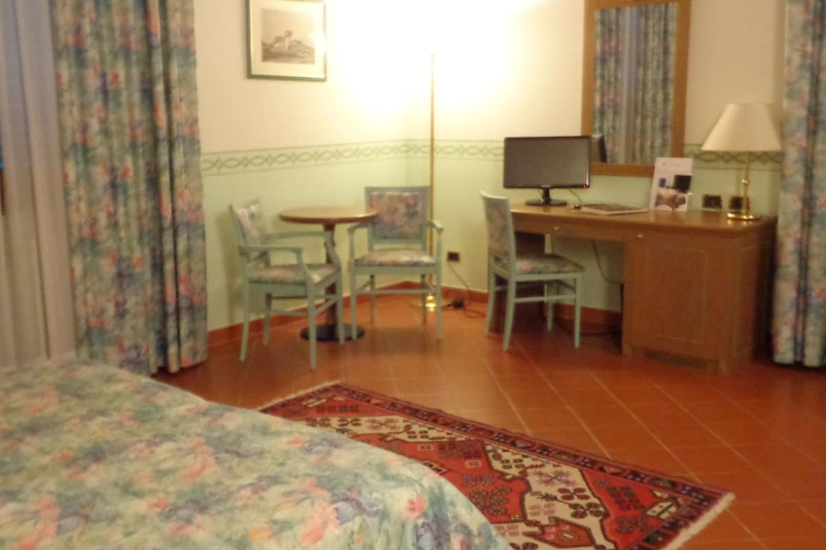 junior suite | minibar, in-room safe, desk, cots/infant beds