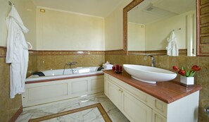Quadruple Room | Bathroom | Shower, free toiletries, hair dryer, bidet - Miramare Hotel (Citta Sant'Angelo)
