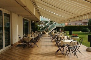 Outdoor dining - Miramare Hotel (Citta Sant'Angelo)