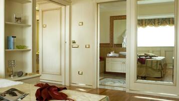 Minibar, Zimmersafe, Schreibtisch, schallisolierte Zimmer