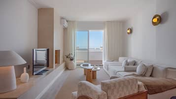 Two Bedroom Apartment Sea View | 客廳 | LCD 電視
