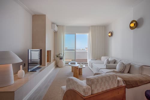 Two Bedroom Apartment Sea View | Area soggiorno | TV LCD