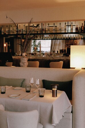 2 restaurants, breakfast, lunch, dinner served; Mediterranean cuisine - Masana Algarve, a Destination by Hyatt (Albufeira)