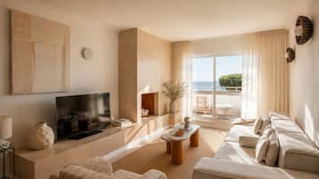 Suite, 2 soverom, terrasse, sjøutsikt (1 King & 2 Twins & 1 Sofa Bed) | Safe på rommet, individuelt dekorert og blendingsgardiner