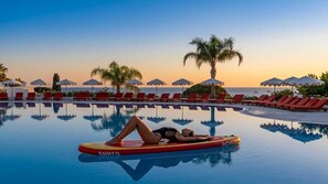 2 kolam renang outdoor, dengan payung kolam renang dan kursi berjemur