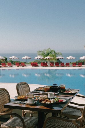 Petit déjeuner complet compris tous les jours