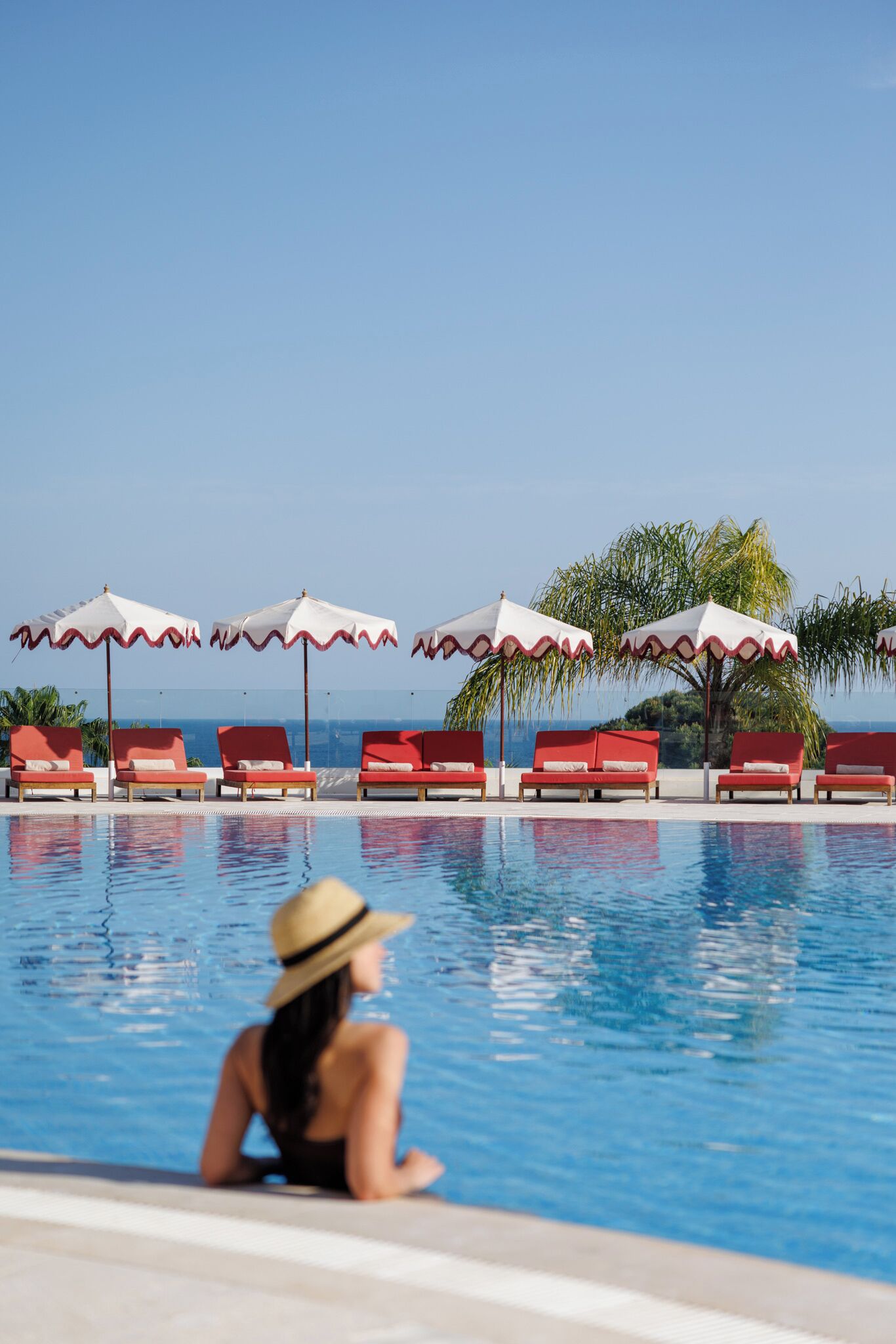 2 piscinas externas, funciona das 10h às 20h, guarda-sóis