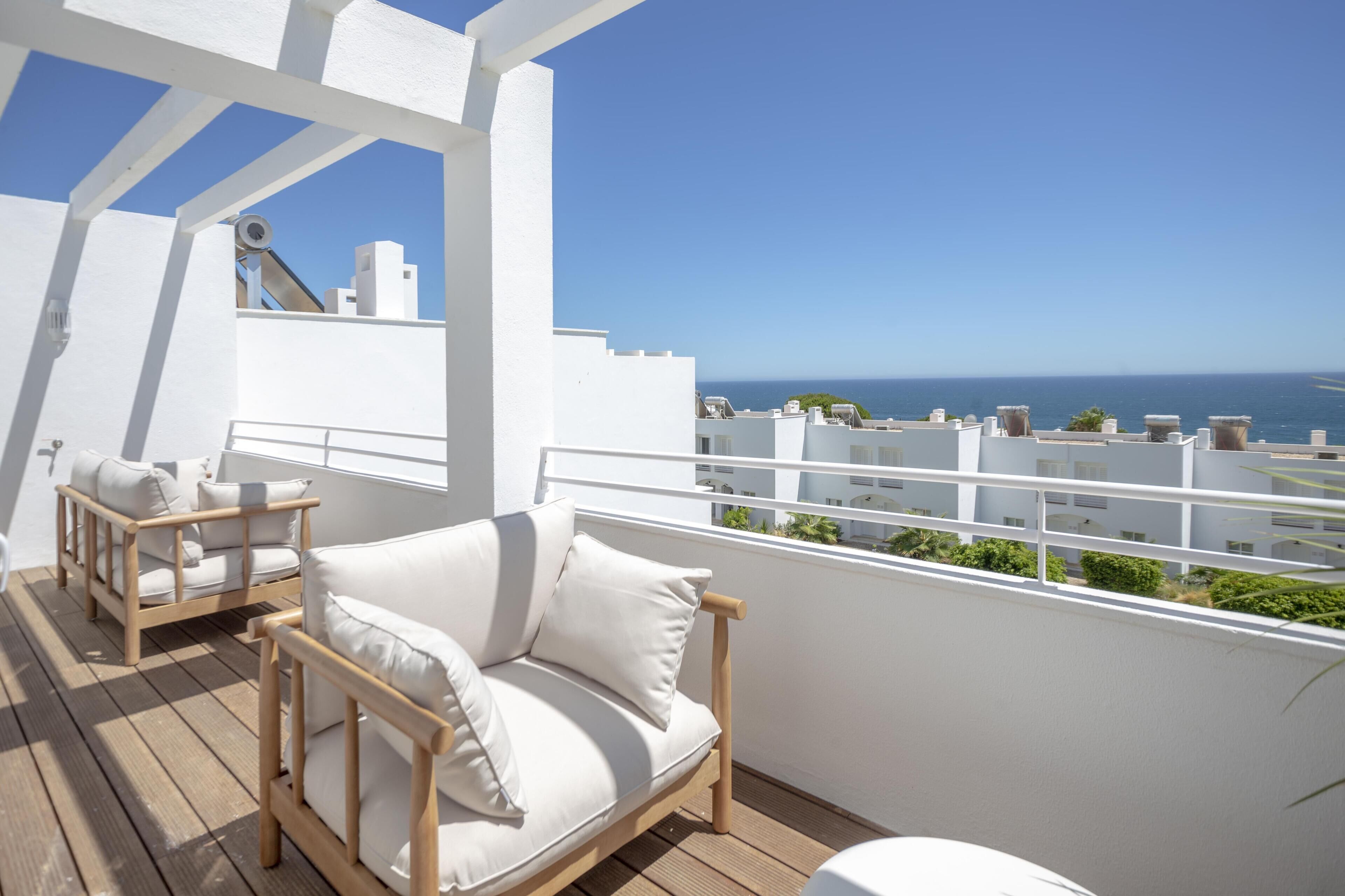 Suite, 2 slaapkamers, terras, uitzicht op zee (1 King & 2 Twins & 1 Sofa Bed) | Een kluis op de kamer, individueel gedecoreerd, verduisterende gordijnen