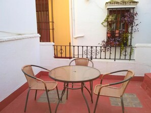 Dreibettzimmer, Gemeinschaftsbad | Terrasse/Patio