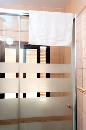 Double Room, 1 Double Bed, Private Bathroom | Bathroom | Hair dryer, towels - Pensión Montoreña (Seville)
