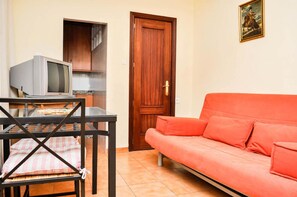 Superior Room, 1 Bedroom, Kitchenette, Tower (for 4 people) | Free WiFi, bed sheets - Pensión Montoreña (Seville)