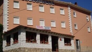 A building with a sign that reads "MOBILITACIONES". - Apartamentos Jucar (Tragacete)