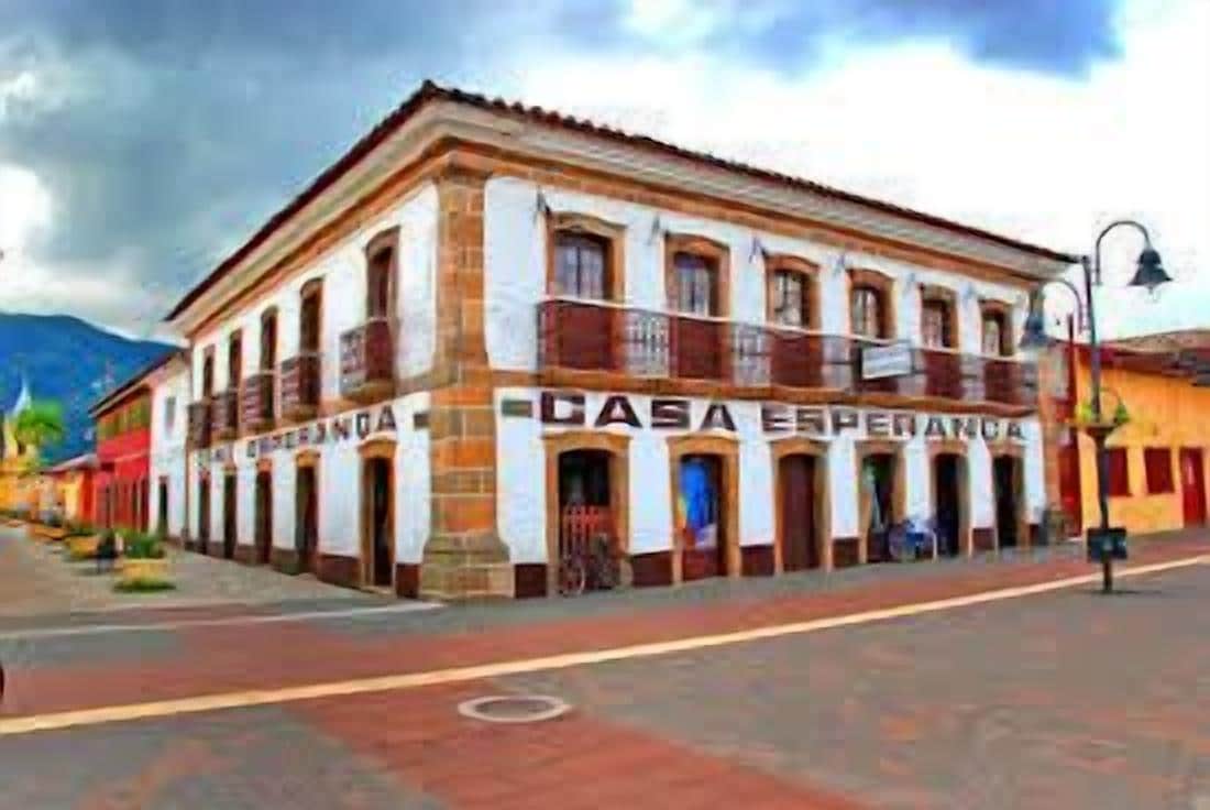 A building with the sign "CASA ESPERANZA" on the facade.