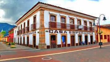Un bâtiment dont la façade porte l’inscription « CASA ESPERANZA ».