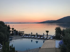 Ulkouima-allas, aurinkovarjoja, aurinkotuoleja