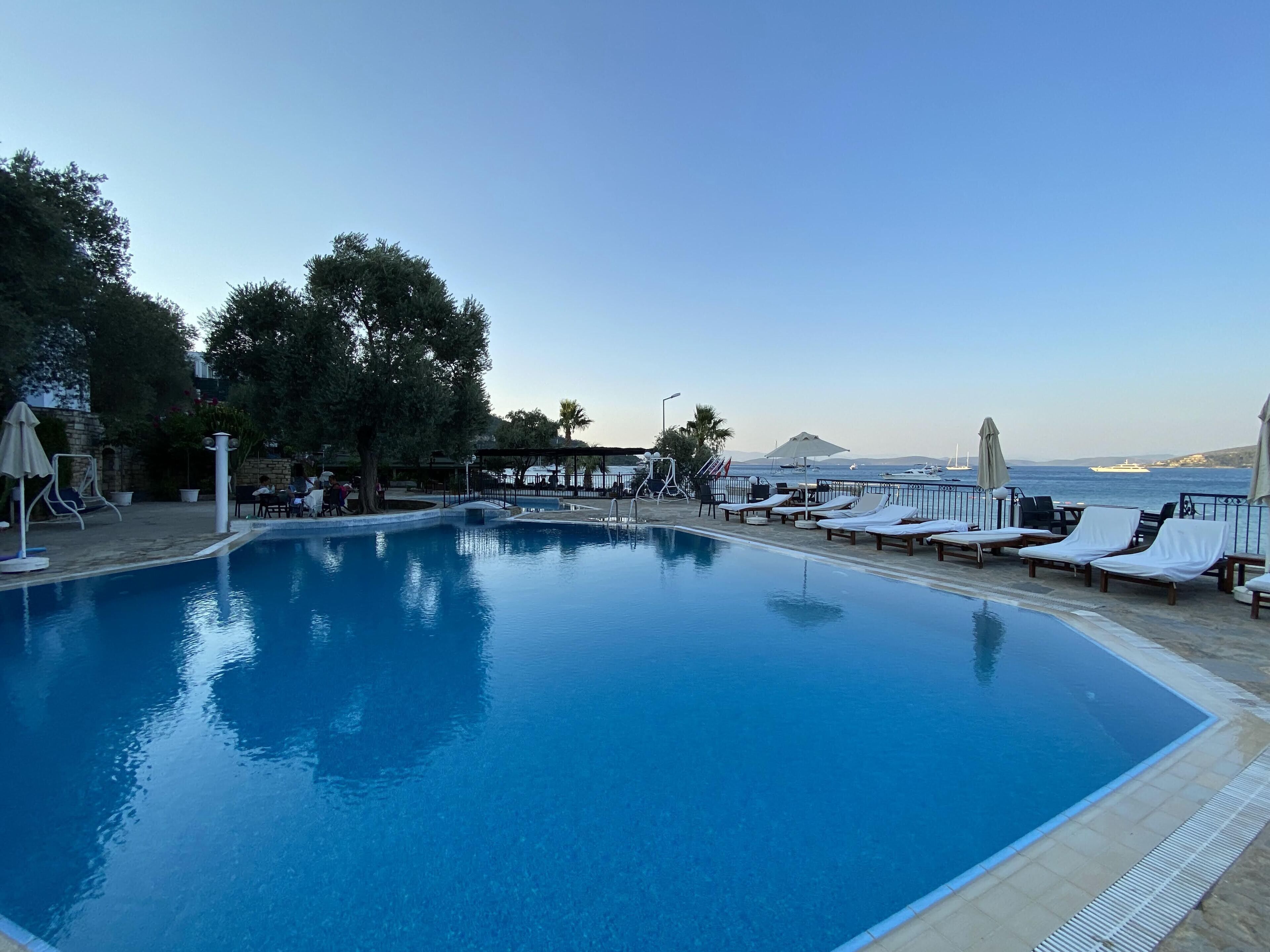 Piscine extérieure, parasols de plage, chaises longues