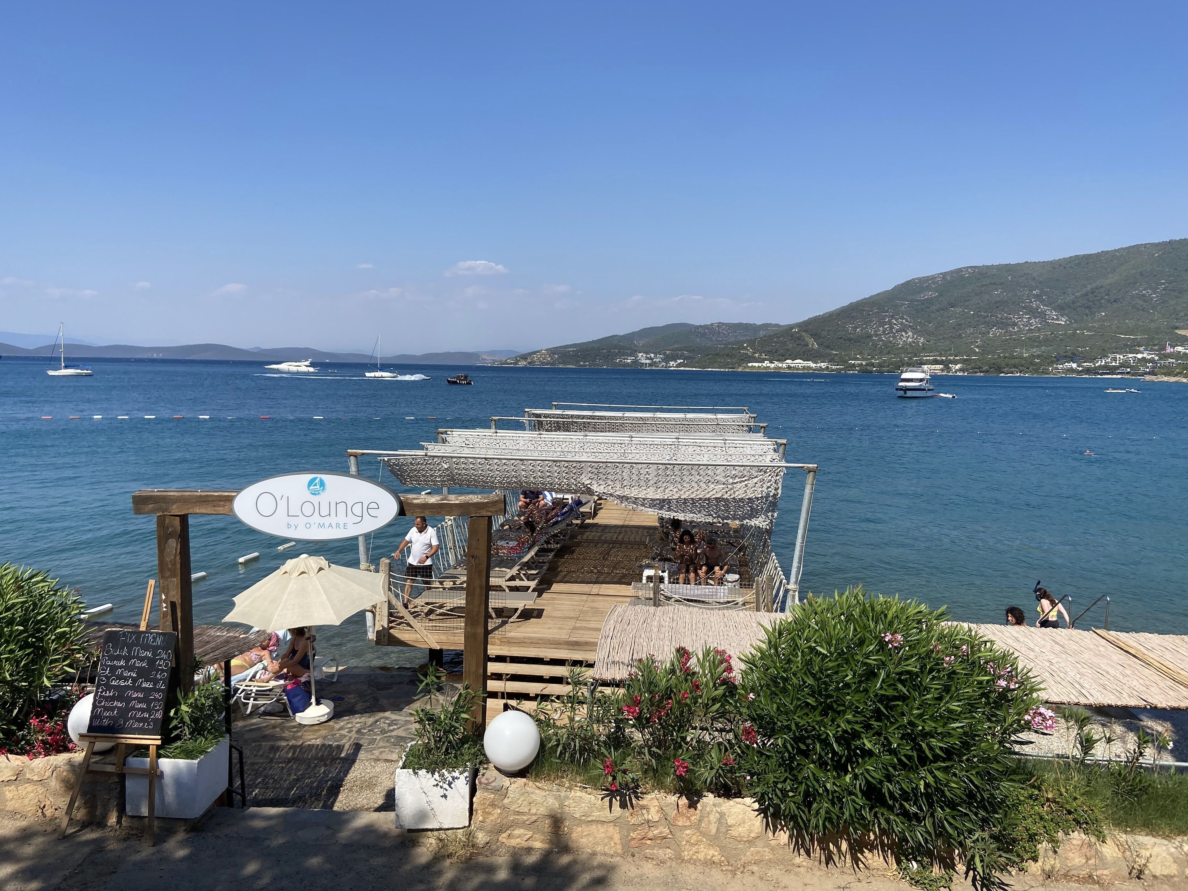 beach nearby, sun-loungers, beach umbrellas
