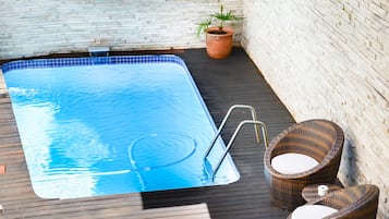 Hồ bơi ngoài trời, ghế dài tắm nắng