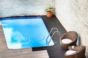 Outdoor pool, pool loungers - Signal Hill Lodge (Cape Town)