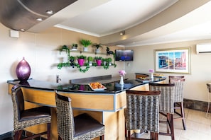 Bar (on property) - Signal Hill Lodge (Cape Town)