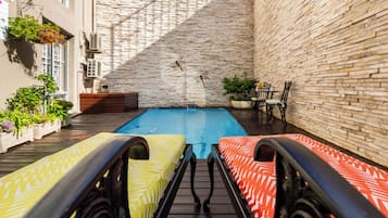 Piscina externa, espreguiçadeiras