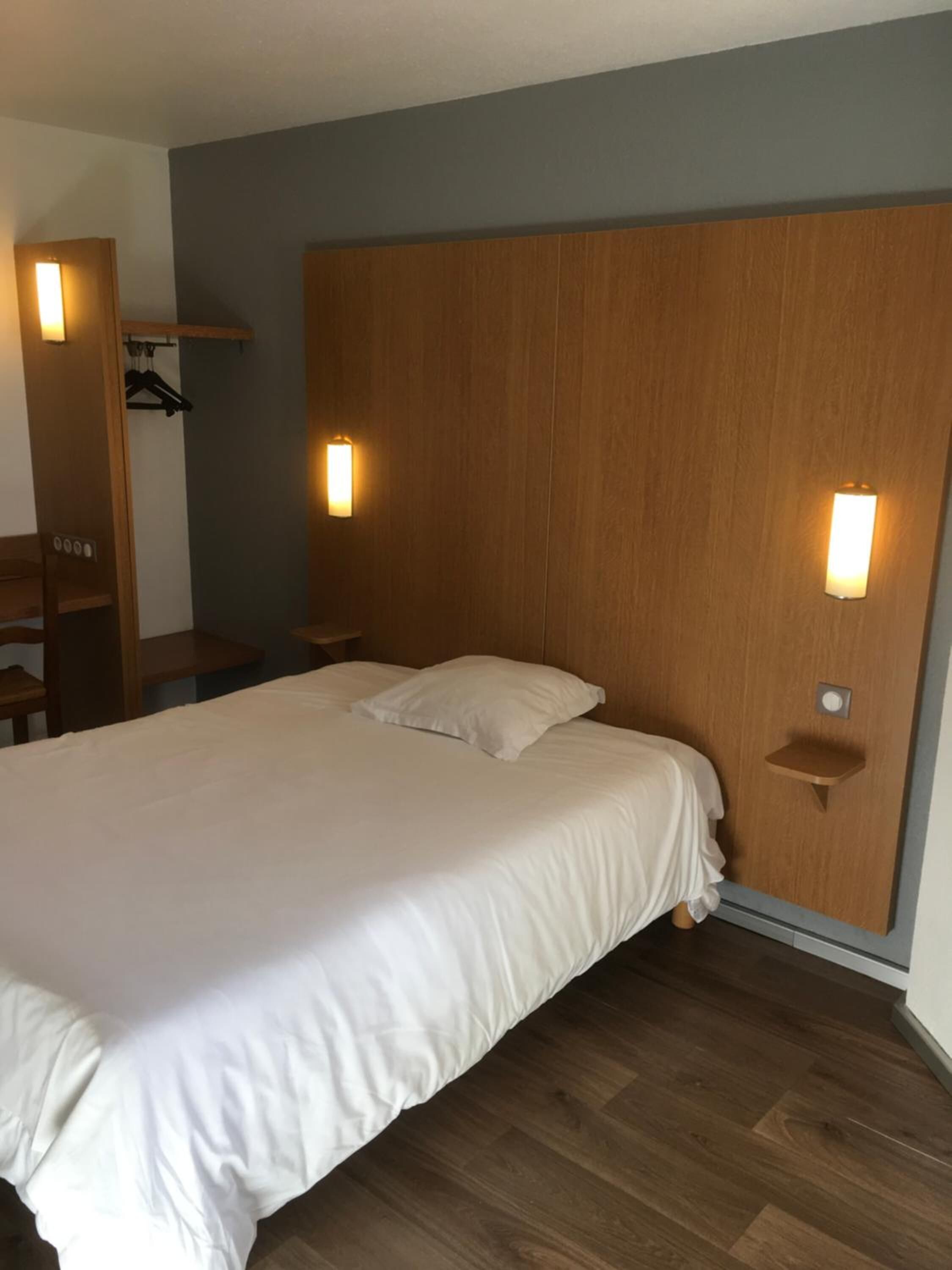 Skrivbord, arbetsyta för laptop, mörkläggningsgardiner och ljudisolering