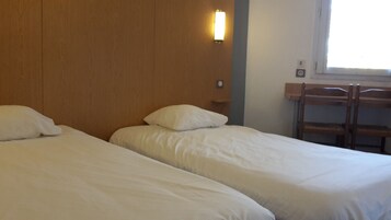 标准双床房 | 办公桌、笔记本电脑工作区、遮光窗帘、隔音