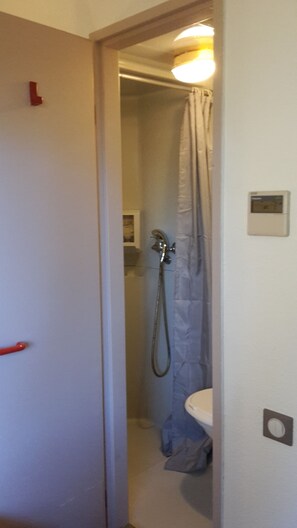 Shower, towels - Hotel Bel'Alp Manosque (Manosque)