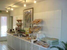 Desayuno buffet diario (EUR 8 por persona)