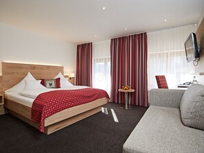 高級寢具、羽絨被、客房內保險箱、書桌