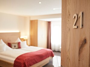 Comfort-Doppelzimmer | Hochwertige Bettwaren, Daunenbettdecken, Zimmersafe, Schreibtisch