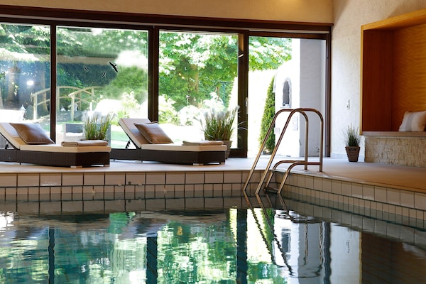 Piscina interna, funciona das 15h às 21h, espreguiçadeiras