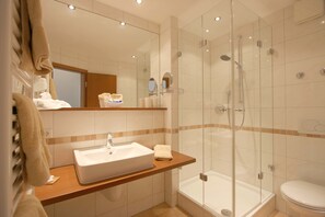 Free toiletries, hair dryer, towels - Hotel Restaurant Mühle (Binzen)