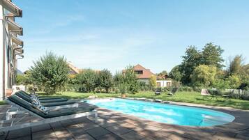 Kolam renang terbuka bermusim