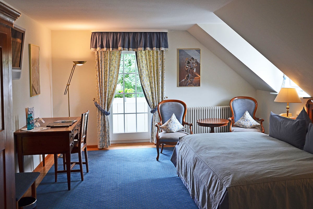 Premium bedding, in-room safe, desk, iron/ironing board