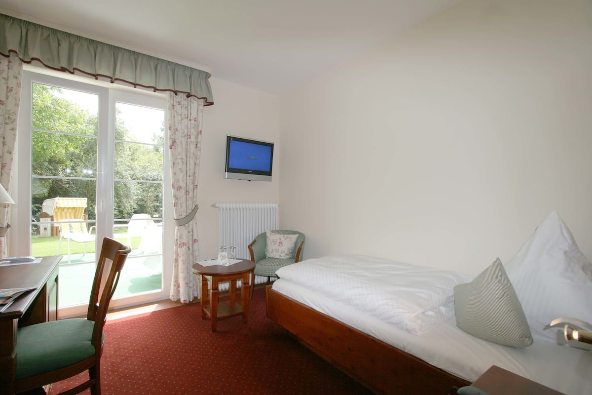 Classic Single Room, 1 Single Bed, Non Smoking | Premium bedding, in-room safe, desk, iron/ironing board