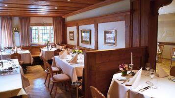 Déjeuner et dßner servis sur place, spécialités Cuisine régionale