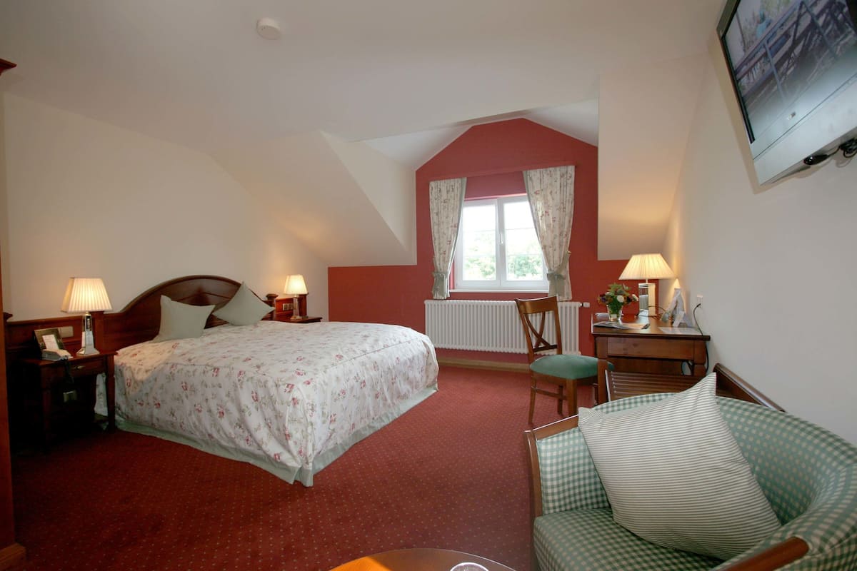 Premium bedding, in-room safe, desk, iron/ironing board