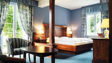 Suite estudio junior | Ropa de cama de alta calidad, caja fuerte, escritorio