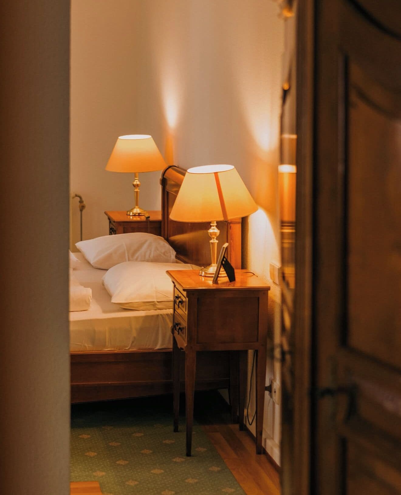 高級寝具、セーフティボックス (室内)、デスク、アイロン / アイロン台