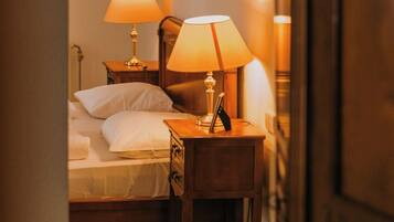 Hochwertige Bettwaren, Zimmersafe, Schreibtisch, Bügeleisen/Bügelbrett