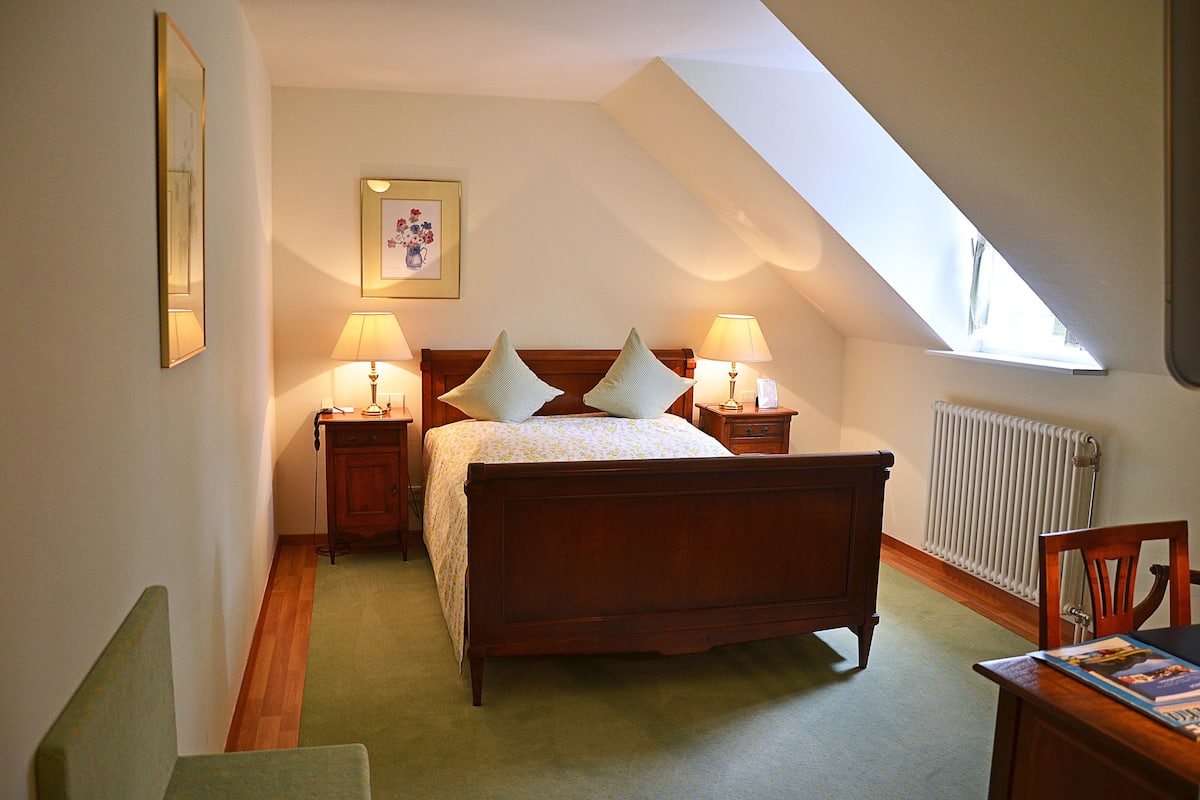 Classic Single Room, 1 Twin Bed, Non Smoking | Premium bedding, in-room safe, desk, iron/ironing board (on request)