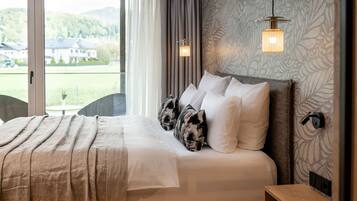 Junior Room | Hypo-allergenic bedding, desk, soundproofing, WiFi