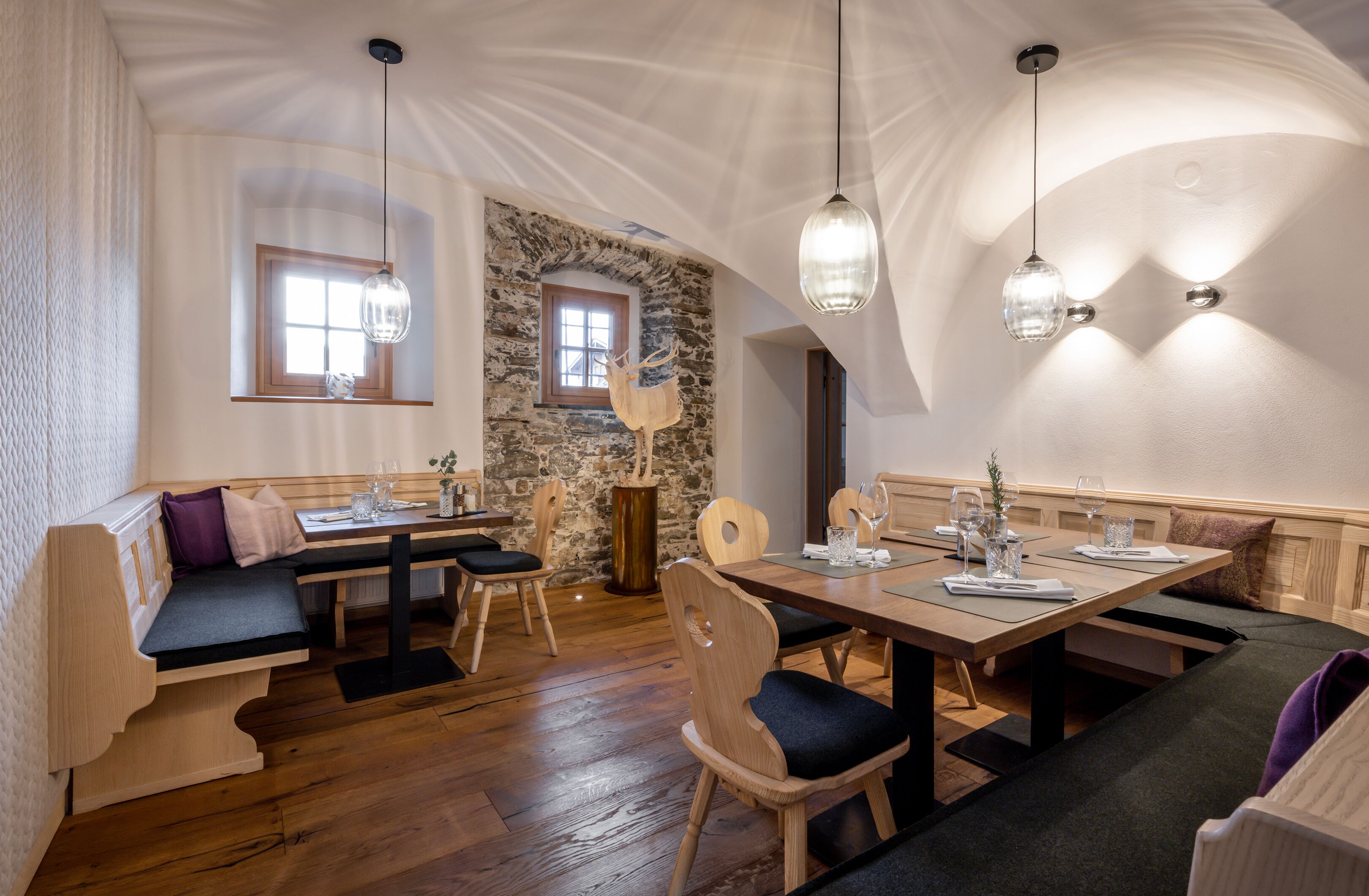 Un comedor acogedor con muebles de madera, paredes de piedra y un ambiente rústico.